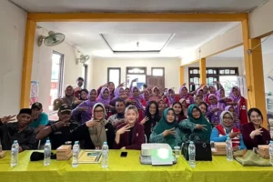 Mahasiswa Universitas Ciputra Surabaya bersama warga RW 15 Manukan Kulon, Surabaya.