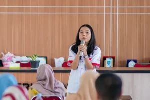 Penyampaian materi pelatihan oleh tim Corporate Communications & CSR serta Corporate Learning Development WINGS Group di depan puluhan guru SMKN 8 Bandung