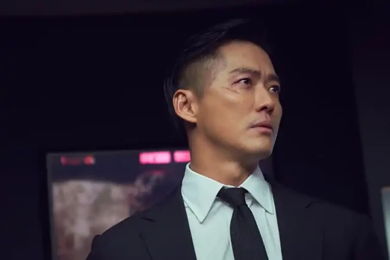 Min Nam-koong atau Nam Goong-min dalam sebuah adegan dalam The Veil (2021)
