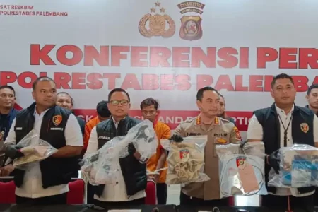 Hutang Koperasi Berbuntut Pembunuhan Berencana dan Pencurian di Palembang Konferensi pers terkait pembunuhan berencana dan pencurian dengan kekerasan dengan korban pegawai koperasi