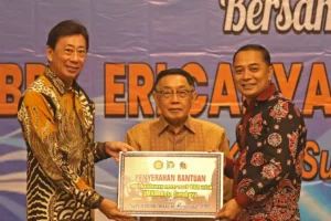 Program 1 Keluarga 1 Sarjana Dimulai, Pengusaha Surabaya Jadi Orang Tua Asuh!