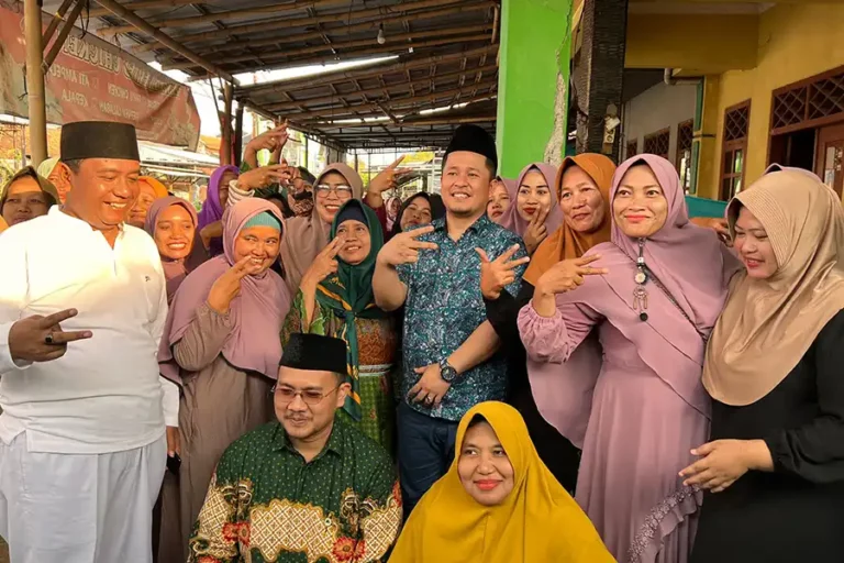 Faruq Ibnul Haqi bersama warga Tegal