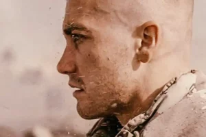 Jake Gyllenhaal dalam sebuah adegan di film Jarhead (2005)