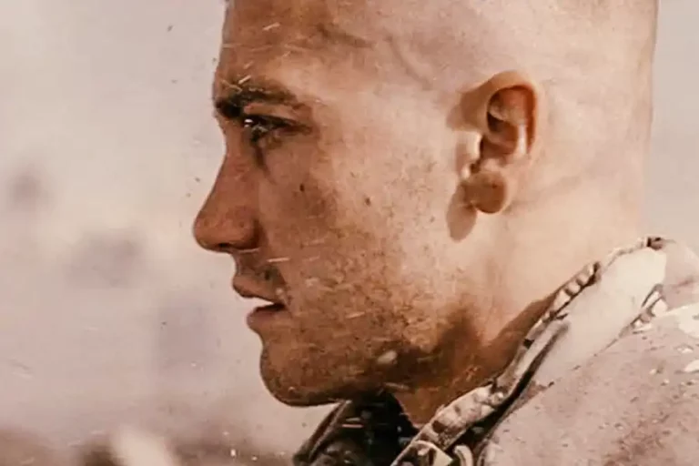 Sinopsis Jarhead (2005), Kisah Memikat Marinir Amerika dalam Perang Teluk Jake Gyllenhaal dalam sebuah adegan di film Jarhead (2005)