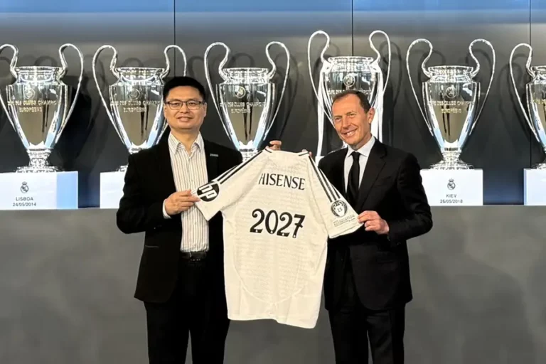 Hisense Resmi jadi Sponsor Baru Real Madrid dalam Tiga Tahun ke Depan Jerry Liu dan Emilio Butragueño, usai penandatanganan sponsorship untuk Real Madrid tiga tahun mendatang (foto: istimewa)
