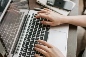 Ilustrasi pengguna internet lewat laptop (foto: Vlada Karpovich, pexels)