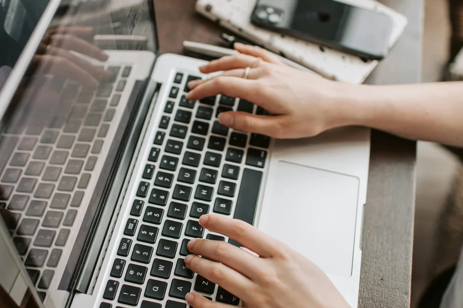 Ilustrasi pengguna internet lewat laptop (foto: Vlada Karpovich, pexels)