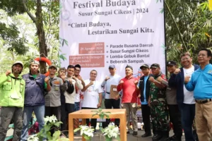 Gelaran Festival Budaya Susur Sungai Cikeas meliputi parade busana daerah, susur Sungai Cikeas, lomba gebuk bantal, dan bebersih sampah di sungai.