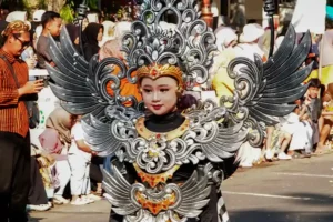 Megkarnaval Lamongan, Ajang Unjuk Budaya Warga untuk Meriahkan HUT RI ke-79 Aksi peserta Megilan Karnaval di Lamongan, Jawa Timur