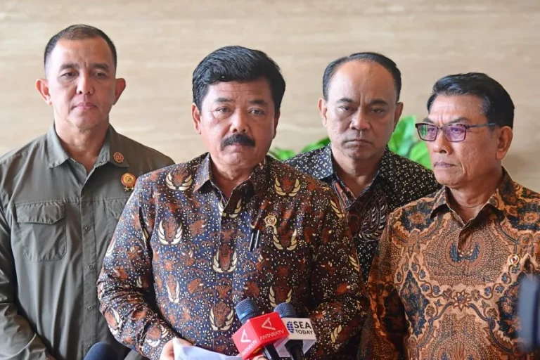 Menko Polhukam Hadi Tjahjanto saat memberikan keterangan pers di Istana Garuda, IKN (foto: Dok BPMI Setpres)