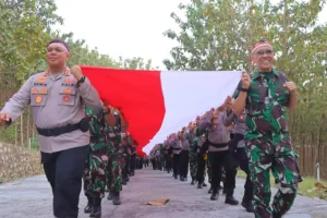 Bendera merah putih ini dibawa oleh sekitar 200 personel TNI-Polri