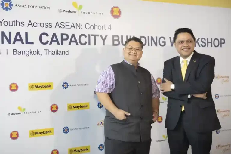 Dr. Piti Srisangnam, Executive Director of ASEAN Foundation bersama Shahril Azuar Jimin, Group Chief Sustainability Officer Maybank