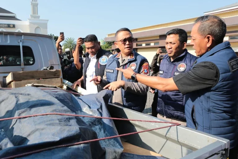 Polda Jatim Ringkus Pengedar Narkoba Jaringan Internasional, 30 Kilogram Sabu Diamankan Kapolda Jatim Irjen Pol Imam Sugianto menegaskan pihaknya terus berupaya memberantas peredaran Narkoba di wilayah hukum Polda Jawa Timur