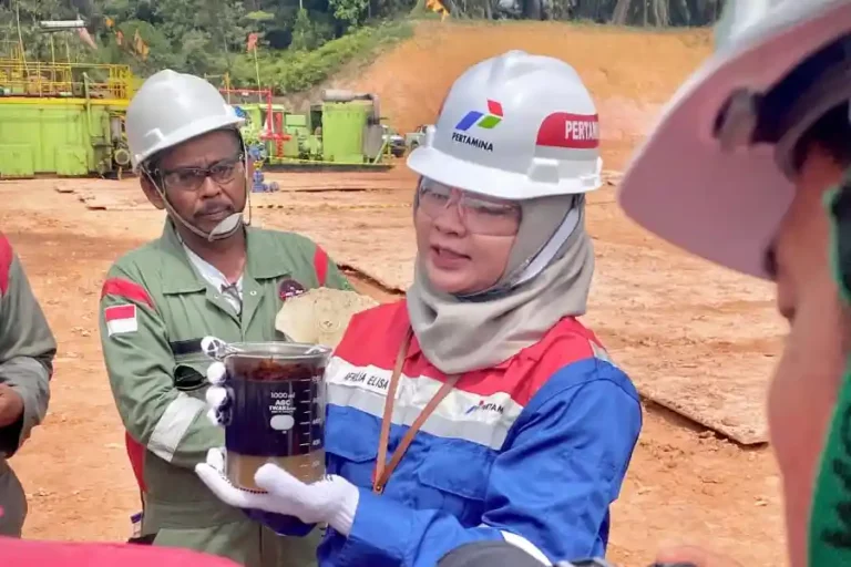 Caption foto: Afrilia Elisa, Sr Petroleum Engineer PHR, Kepala Proyek VENUS, tengah menunjukkan bejana berisi fluida lapisan minyak hasil dari sumur evaluasi menggunakan VENUS.