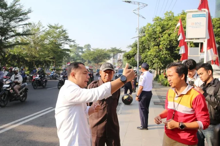 Wali Kota Surabaya Eri Cahyadi saat sidak persiapan pengerjaan overlay dan box culvert di kawasan Jalan Ahmad Yani, Surabaya