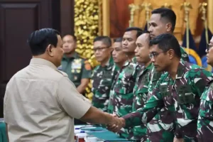 Menhan Prabowo Subianto saat menyalami tenaga kesehatan TNI yang akan bertugas di Gaza