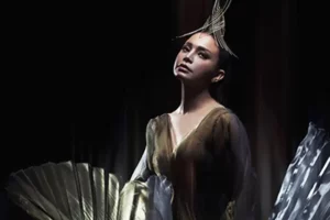 Rossa Rayakan 25 Tahun Perjalanan Karier bersama Samsung TV Neo QLED 8K Rossa