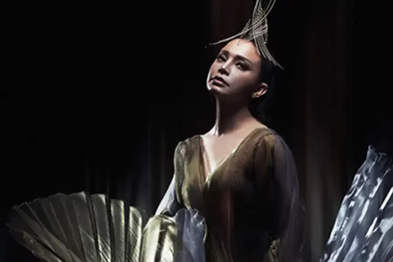 Rossa Rayakan 25 Tahun Perjalanan Karier bersama Samsung TV Neo QLED 8K Rossa