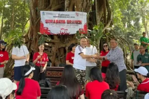 PPLH Seloliman Terima Dukungan Bibit dari Standard Chartered Bank untuk Kelestarian Alam Penyerahan dukungan bibit tanaman dari Standard Chartered Bank pada PPLH Seloliman