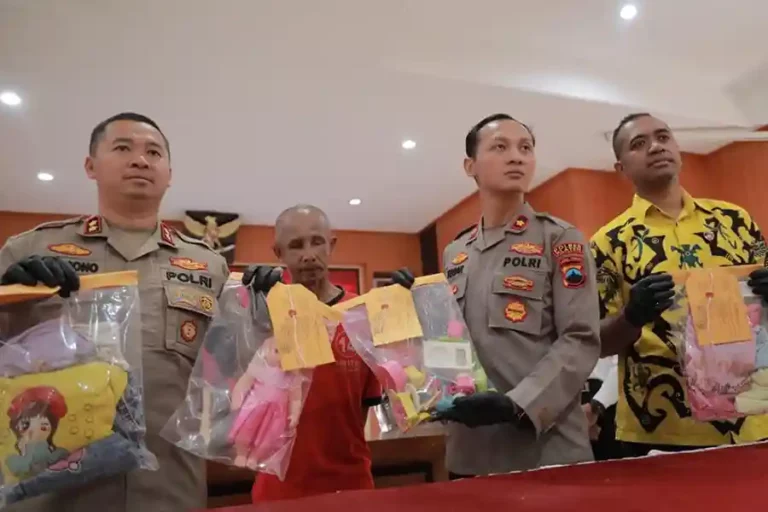 Residivis Pencabulan Anak Kembali Beraksi di Klaten, Sempat Janjikan Beli Mainan Kapolres Klaten AKBP Warsono, paling kiri, menunjukkan barang bukti kasus pencabulan terhadap anak