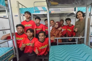 Wali Kota Surabaya Eri Cahyadi di Asrama Anak Asuh Bibit Unggul, Surabaya