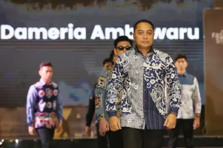 Ngintip Busana Produk UMKM Surabaya di MFSR 2024, Discover Your Fashion Freedom! Wali Kota Surabaya Eri Cahyadi ikut bergaya di Men’s Fashion Style Reborn (MFSR) 2024, Surabaya