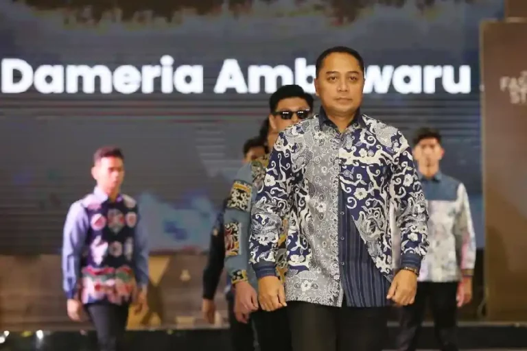 Wali Kota Surabaya Eri Cahyadi ikut bergaya di Men’s Fashion Style Reborn (MFSR) 2024, Surabaya