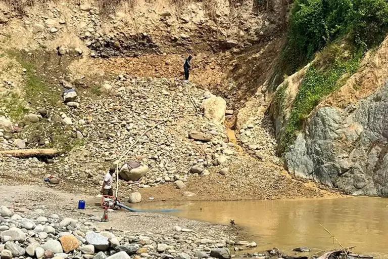 Penambangan emas ilegal di Sungai Salu Boting, Kota Palopo