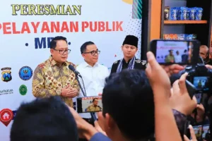 Pj Gubernur Jawa Timur Adhy Karyono, saat memberikan keterangan di depan awak media bersama Menteri PANRB Abdullah Azwar Anas dan Bupati Trenggalek Mochamad Nur Arifin