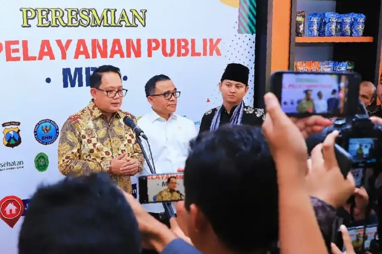 Pj. Gubernur Jatim Resmikan MPP Trenggalek, Targetkan Semua Daerah Miliki MPP Tahun Ini Pj Gubernur Jawa Timur Adhy Karyono, saat memberikan keterangan di depan awak media bersama Menteri PANRB Abdullah Azwar Anas dan Bupati Trenggalek Mochamad Nur Arifin