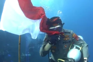 Pengibaran Merah Putih Bawah Laut di Wakatobi, Meriahkan HUT Kemerdekaan Sekaligus Promo Wisata Pengibaran bendera merah-putih bawah laut di perairan Sombu Dive, Wakatobi (foto: Dok Humas Polri)