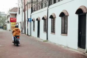 Agoda Sebut Yogyakarta Sebagai Destinasi Wisata Paling Terjangkau di Indonesia Salah satu sudut Kota Yogyakarta, destinasi wisata paling terjangkau di Indonesia (foto: Farhan Abas, unsplash)