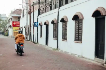 Agoda Sebut Yogyakarta Sebagai Destinasi Wisata Paling Terjangkau di Indonesia Salah satu sudut Kota Yogyakarta, destinasi wisata paling terjangkau di Indonesia (foto: Farhan Abas, unsplash)