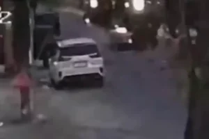 Kena Pengaruh Alkohol Saat Dugem, Mahasiswi Tabrak Wanita Hingga Tewas di Pekanbaru Tangkapan layar video cctv kecelakaan di Pekanbaru