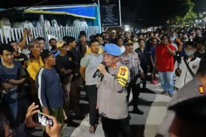 Polres Metro Bekasi Evakuasi Terduga Pelaku Pencabulan di Pondok Pesantren Al-Qonaah Personal Polres Metro Bekasi saat melakukan pengamanan di Desa Karang Mukti, Kecamatan Karang Bahagia, Kabupaten Bekasi