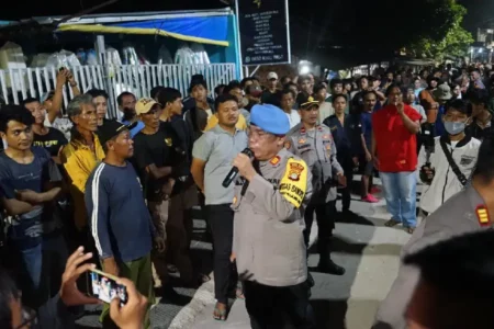 Polres Metro Bekasi Evakuasi Terduga Pelaku Pencabulan di Pondok Pesantren Al-Qonaah Personal Polres Metro Bekasi saat melakukan pengamanan di Desa Karang Mukti, Kecamatan Karang Bahagia, Kabupaten Bekasi