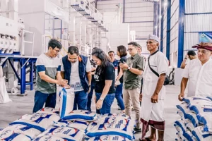 Kehadiran SPBT ini mampu menggenjot produksi beras di Desa Penyaringan, sehingga meningkatkan pendapatan masyarakat setempat.