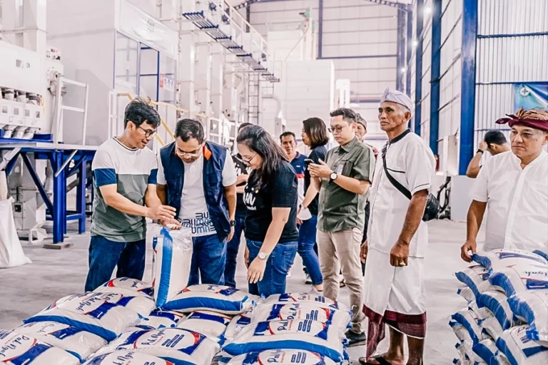 Kehadiran SPBT ini mampu menggenjot produksi beras di Desa Penyaringan, sehingga meningkatkan pendapatan masyarakat setempat.