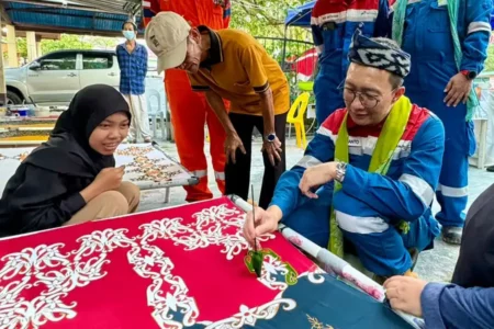 Dirut PT Pertamina Hulu Indonesia Kunjungi Program CSR Kubedistik untuk Difabel di Tarakan Kunjungan Dirut Pertamina Hulu Indonesia di Kelompok Usaha Bersama Disabilitas Batik (Kubedistik), Tarakan, Kalimantan Utara