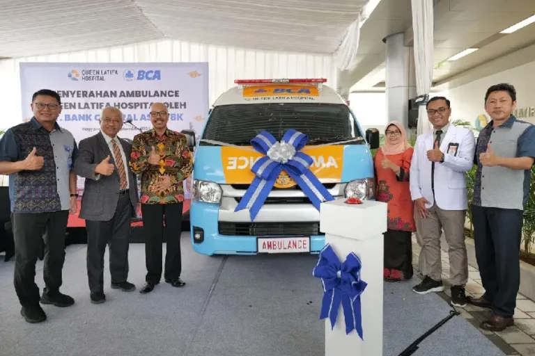 Direktur BCA John Kosasih (paling kiri) bersama komisaris dan direksi PT Queen Latifa Husada
