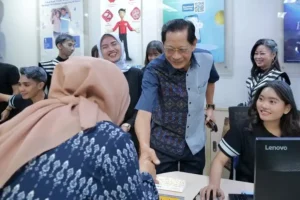 Presiden Direktur BCA Jahja Setiaatmadja menyapa nasabah di KCU BCA Rawamangun