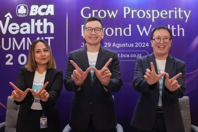 Direktur BCA Haryanto T. Budiman (tengah), EVP Wealth Management BCA Indrawan B. (kanan) dan EVP Corporate Communication and Social Responsibility BCA Hera F. Haryn (kiri) berpose di sela Konferensi Pers BCA Wealth Summit 2024, Hotel Indonesia Kempinski, Jakarta