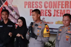 Kapolres Jember AKBP Bayu Pratama Gubunagi saat memberikan keterangan dalam konferensi pers