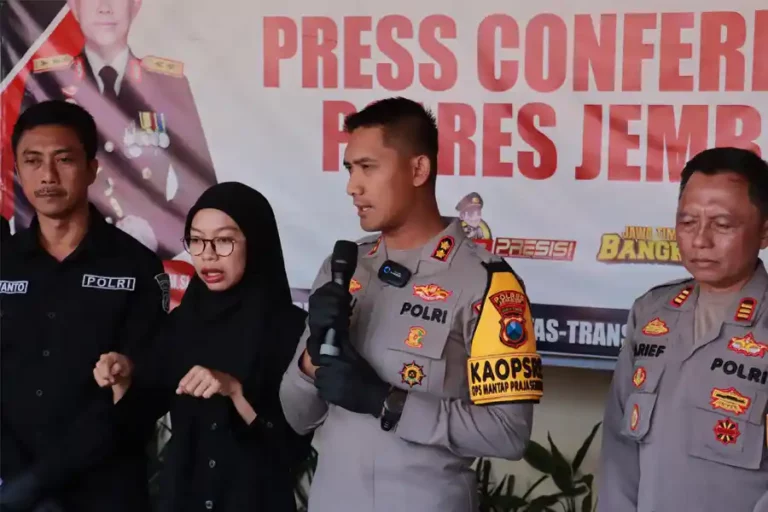 Resahkan Warga, Begal Payudara Diringkus Petugas Polres Jember Kapolres Jember AKBP Bayu Pratama Gubunagi saat memberikan keterangan dalam konferensi pers