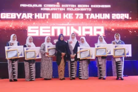 Bupati Ikfina saat menghadiri acara Gebyar HUT ke-73 Ikatan Bidan Indonesia (IBI) yang berlangsung di De Resort Hotel Mojokerto