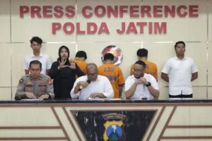 Polda Jatim Berhasil Tangkap Tiga Pelaku Curanmor Bersenjata Airsoft Gun Kasubdit Jatanras AKBP Arbaridi Jumhur saat konferensi pers di Gedung Bid Humas Polda Jatim