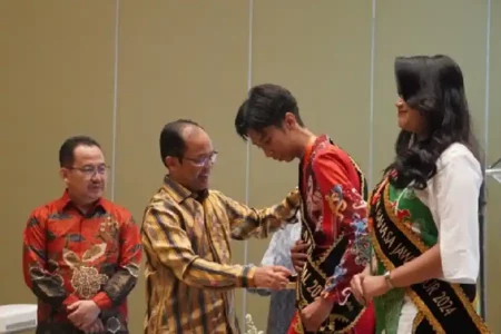 Pemilihan Duta Bahasa Nasional 2024 Membangun Karakter dan Daya Saing Bangsa Pemilihan Duta Bahasa Tingkat Nasional 2024 diikuti oleh 62 orang duta bahasa sebagai perwakilan putra dan putri terbaik dari 31 provinsi