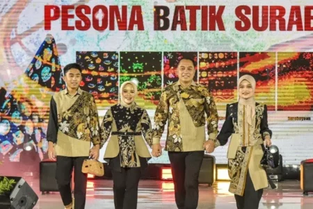 Promosikan Potensi Ekonomi Kreatif, Pemkot Surabaya Luncurkan 6 Motif Batik Edisi Kedua Keluarga Wali Kota Surabaya Eri Cahyadi saat mengenakan busana batik