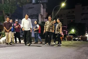 Wali Kota Eri Cahyadi saat melakukan pengecekan proyek pengaspalan di beberapa ruas jalan utama Kota Surabaya