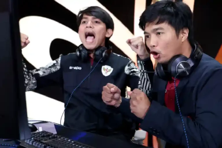 Indonesia Juara FIFAe World Cup Featuring Football Manager 2024 di Liverpool Ichsan Taufiq dan Budi Muhamad Manar Hidayat (foto: Dok PSSI)